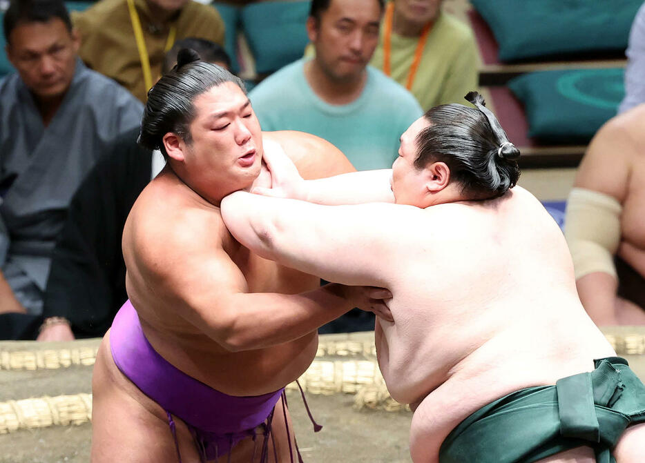 白鷹山（右）を攻める尊富士（撮影・鈴木正人）