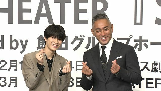 ポーズを披露する嶋﨑斗亜さんと市川團十郎さん