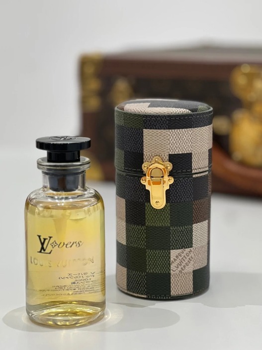 オー ドゥ パルファン「LVERS」LV ラバーズ 100ml ¥46,200、右はフレグランス用のトラベルケース ¥112,000／ルイ・ヴィトン