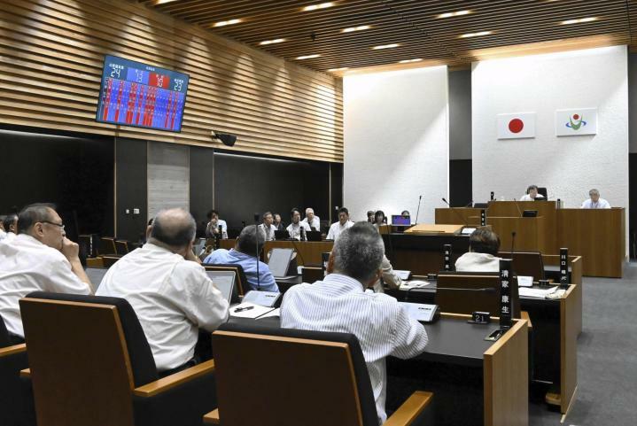 伊達博物館の事業費増額を盛り込んだ補正予算案を原案可決した宇和島市議会＝26日午前、宇和島市曙町