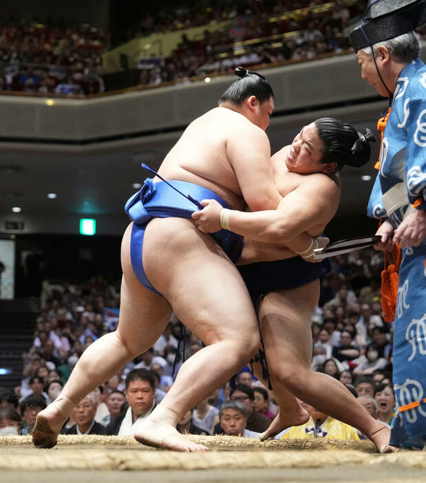 大の里（左）は平戸海を寄り切りで破る（撮影・小沢裕）