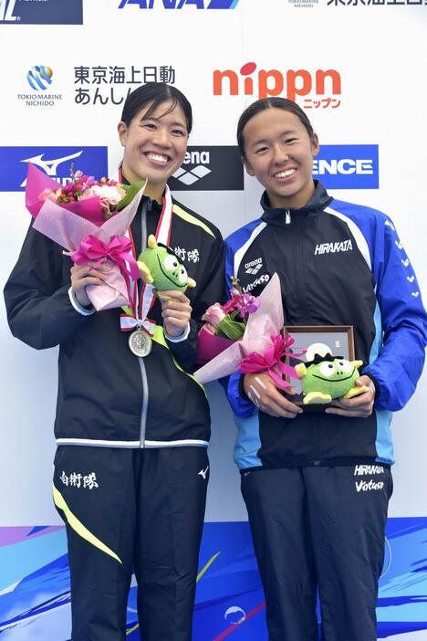 女子10キロで優勝し笑顔の梶本一花（右）と2位の蝦名愛梨＝千葉県館山市