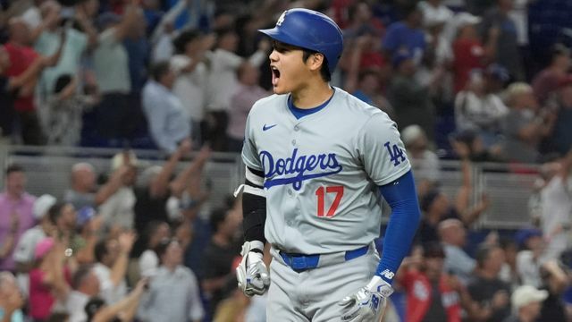 “51-51”の快挙を達成したドジャースの大谷翔平選手(写真：AP/アフロ)