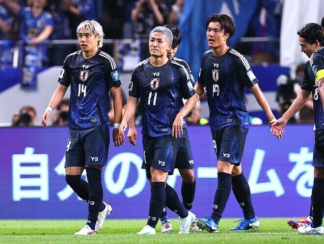 途中出場でゴールを奪ってみせた伊東（左）と前田（中央）。写真：梅月智史（サッカーダイジェスト写真部）