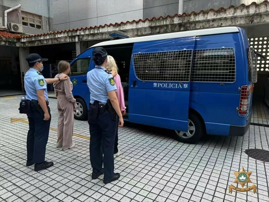 旅客の身分に不相応な活動に従事したとして治安警察局出入境管理部門に身柄を送られたロシア人の女2人（写真：マカオ治安警察局）