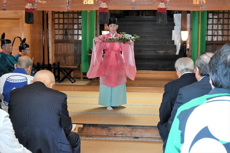 秋季例大祭で奉納された朝日舞