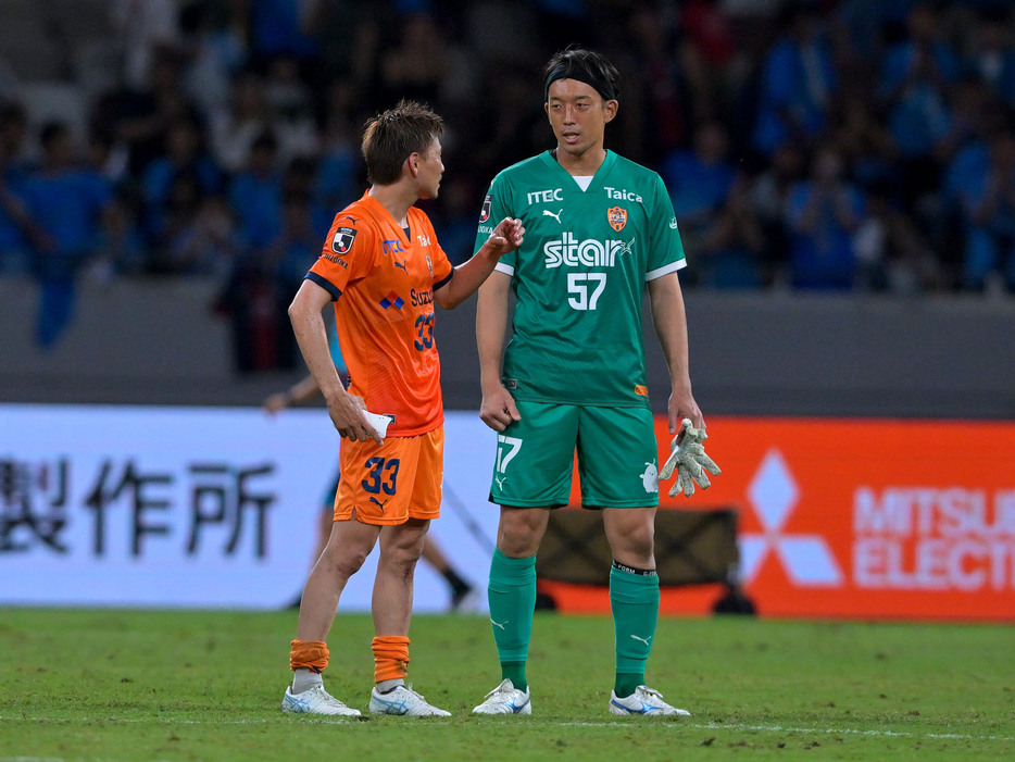 試合後、MF乾貴士と話すGK権田修一(Koki NAGAHAMA/GEKISAKA)