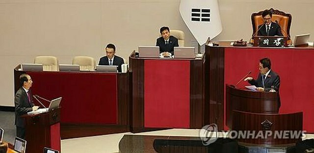 国会の対政府質疑で共に民主党の朴智元（パク・ジウォン）議員（右）から質問を受ける韓悳洙（ハン・ドクス）首相（左）＝9日、ソウル（聯合ニュース）