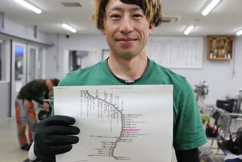 西鉄天神大牟田線の路線図を持つ宮野仁