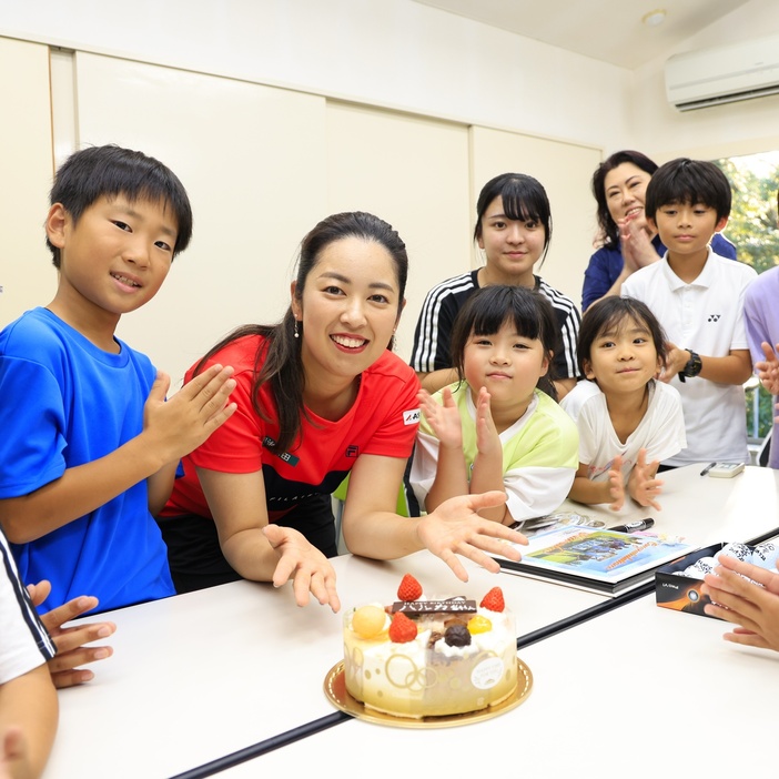 写真E／地元のジュニアたちに誕生日を祝福された天本(撮影/小林司)