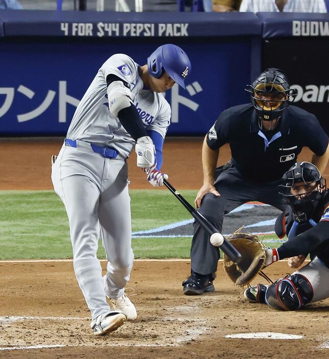 　3回、48号2ランを放つ大谷。メジャー通算219本塁打としてアジア選手単独最多となった（提供・共同通信社）