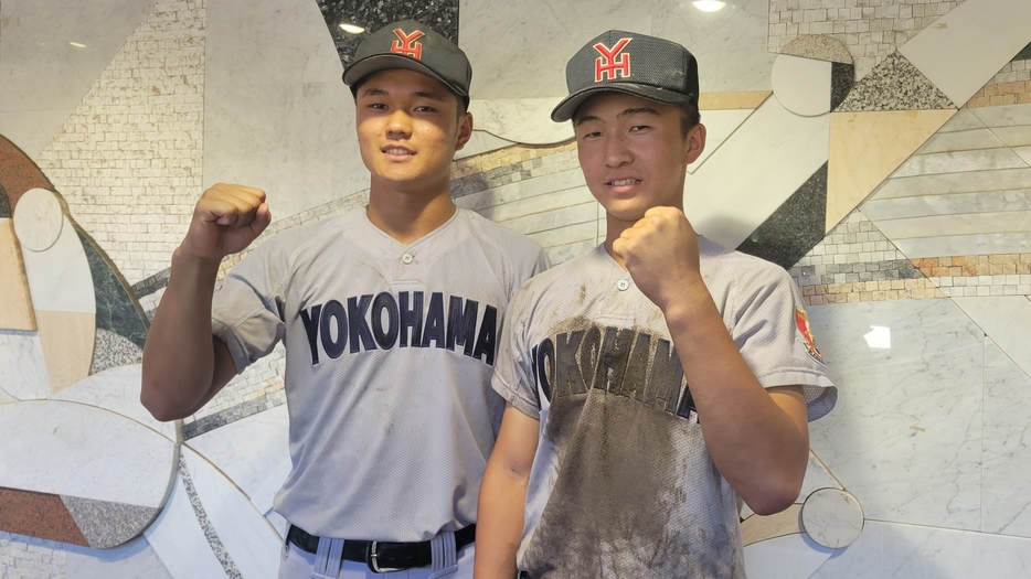 勝利した横浜の阿部 葉太外野手（左=2年）と池田 聖摩内野手（1年=右）