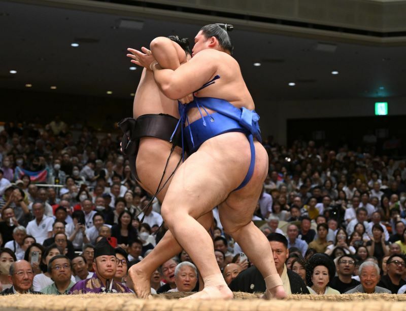 強烈な左おっつけで、霧島の右下手を殺し、相手を正面に置きながら土俵際へと追いつめる大の里。この１勝で優勝争いも独走状態に持ち込んだ