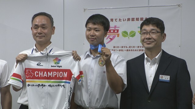 自転車競技・インターハイで優勝　岡山工業高校 2年／大賀翔輝 選手（真ん中）