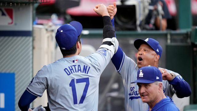 大谷翔平選手とグータッチするロバーツ監督(写真：AP/アフロ)