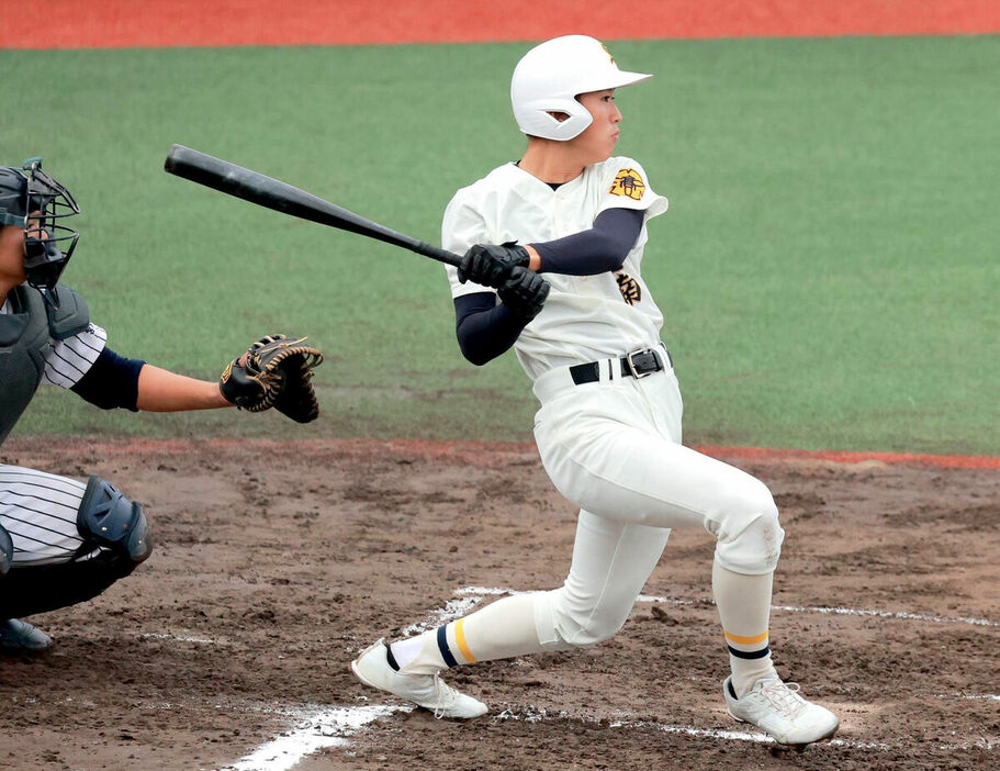 初回１死一、三塁、同点となる中前適時打を放つ仙台南・辻（カメラ・山崎　賢人）