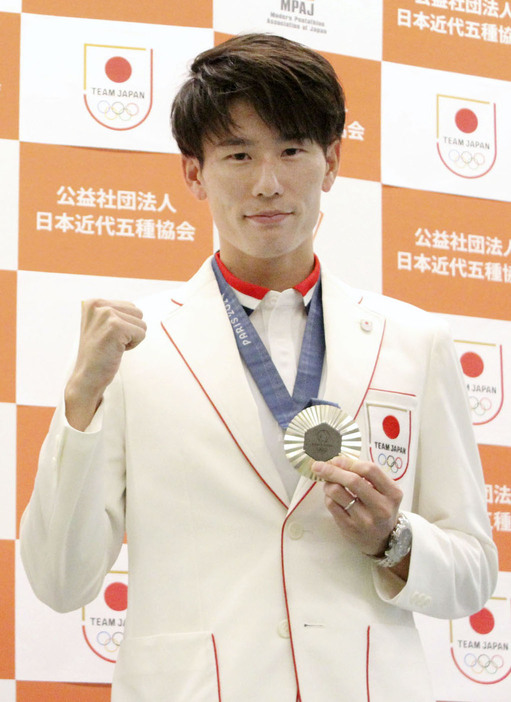 パリ五輪の近代五種男子で銀メダルに輝いた佐藤大宗＝15日、東京都内