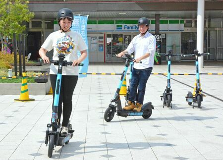 電動キックボードの乗車体験をする参加者ら=佐賀市の駅前交流広場