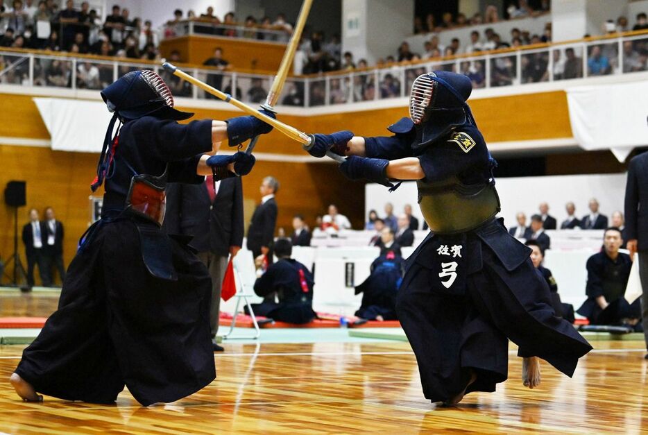 剣道少年男子決勝の副将戦で、福岡・徳永（左）を攻める佐賀・弓（撮影・軸丸雅訓）