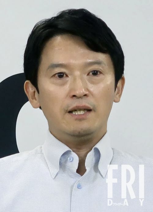 会見に出席した斎藤知事。涙を堪えているのか、その目は潤んでいるように見える