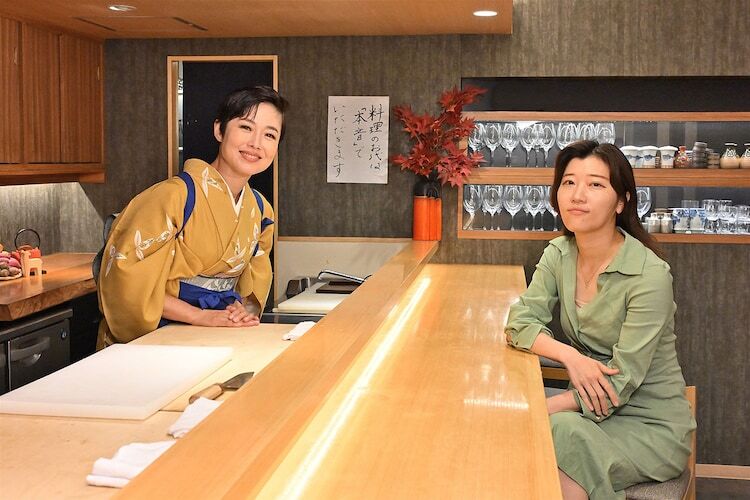 “女将”の有働由美子と客のヒコロヒー（右）。