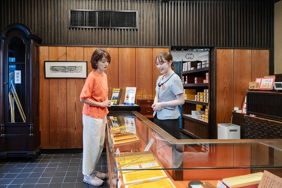 福砂屋・本店を訪れるパーソナリティの住吉美紀