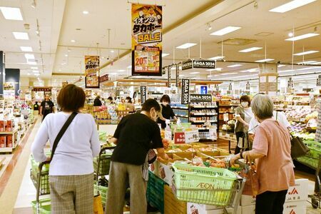 ソフトバンクホークスの優勝セールが始まったイオン佐賀大和店=佐賀市