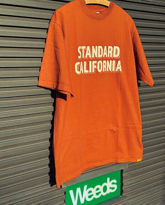 スタンダード カリフォルニアのTシャツはシンプルなロゴが◎。8800円。