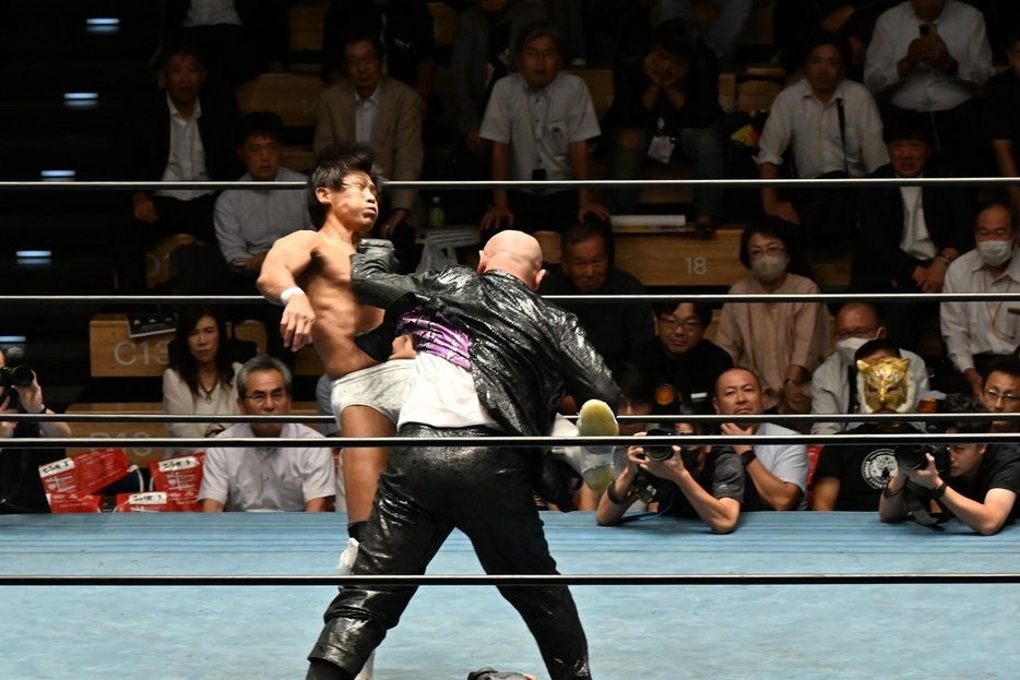 この左ストレートからのPKで村上が勝利 （撮影・蔦野裕）