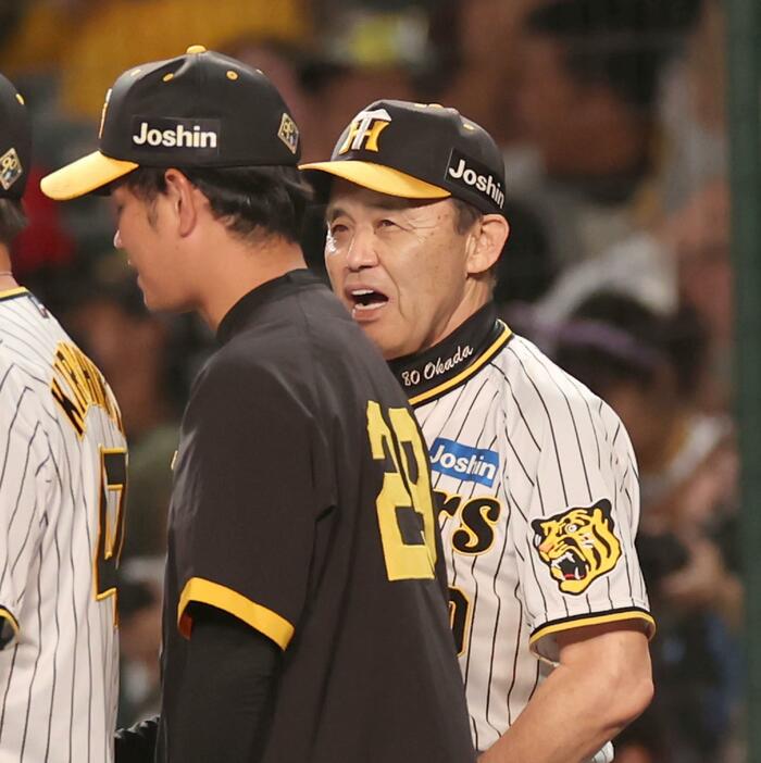 　広島に勝利し、高橋（左）に声をかける岡田監督（撮影・田中太一）