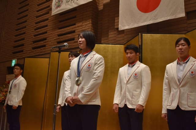 応援に謝意を表す新添選手(中央)=31日、東京都新宿区のグランドヒル市ケ谷