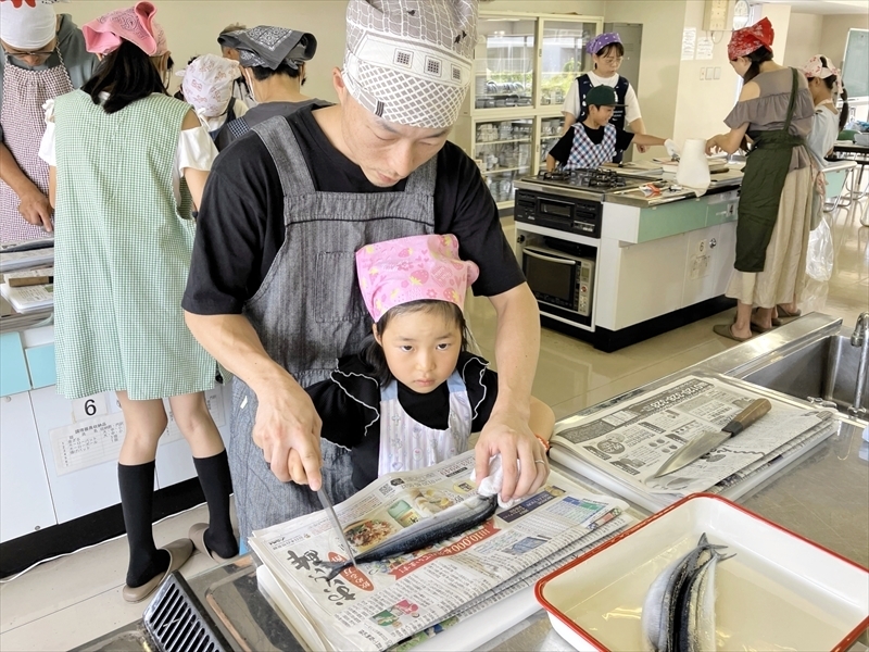 サンマの三枚おろしを体験する参加者