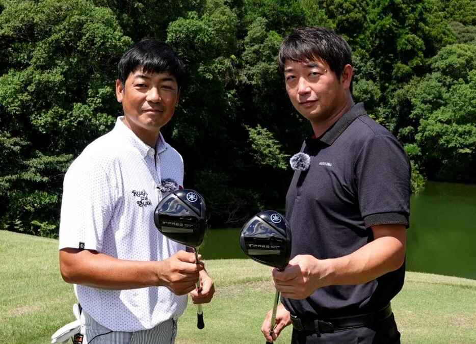 プロゴルファーの癸生川喜弘（左）と小島慶太（右）の二人による“ガチ”がコンセプトのシリーズ試打企画「みんゴルガチギアトラック」