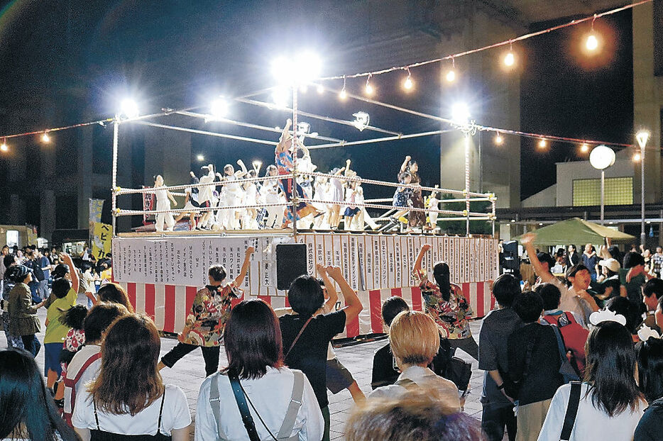 踊りを楽しむ来場者＝森本駅東広場