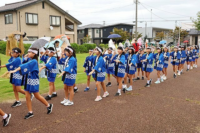 郷土民謡「かかし音頭」の町流しに参加する中田小学校４年生