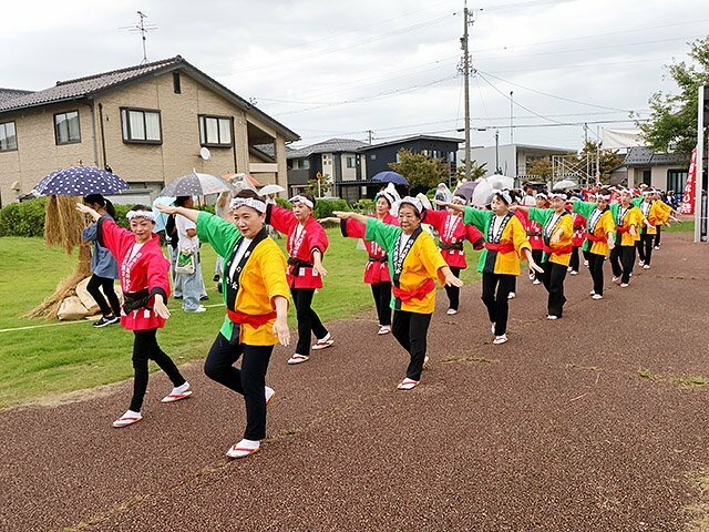 郷土民謡「かかし音頭」を踊る住民ら