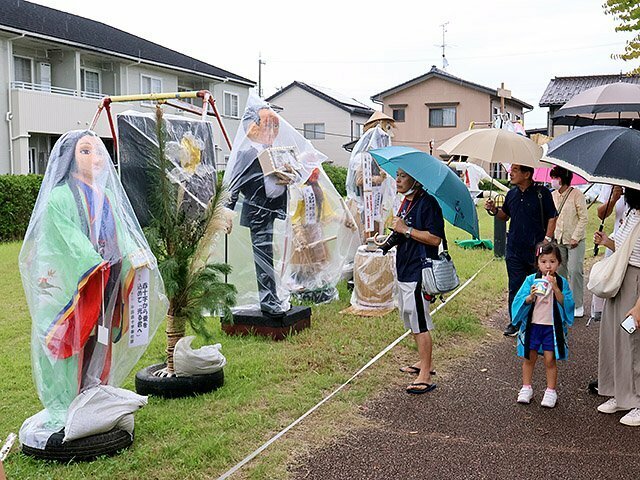 スポーツ選手や人気キャラクターのかかしが並ぶ会場＝中田中央公園