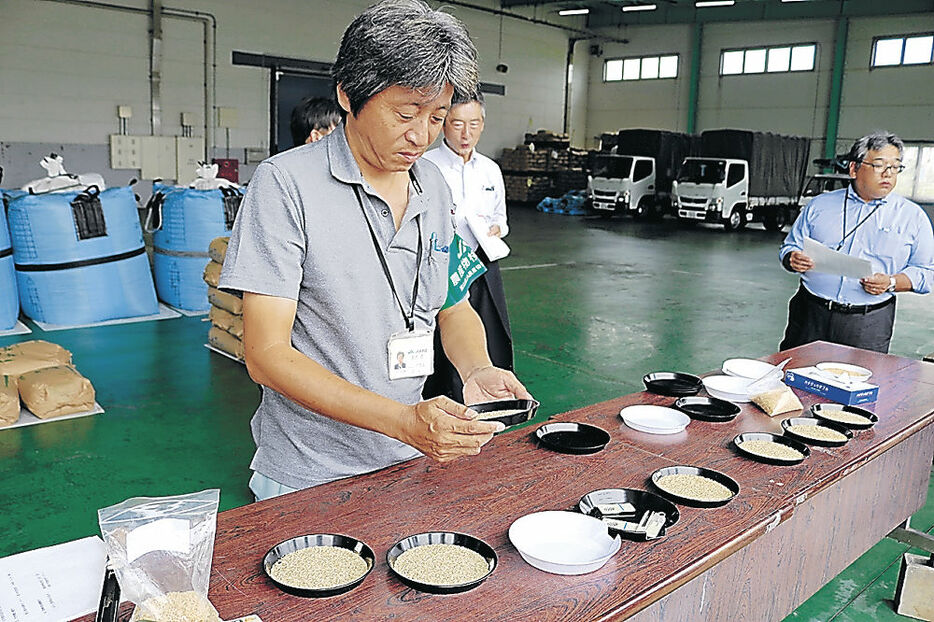 １等米の米を確認するＪＡ職員＝富山市のあおば農協婦中農業倉庫