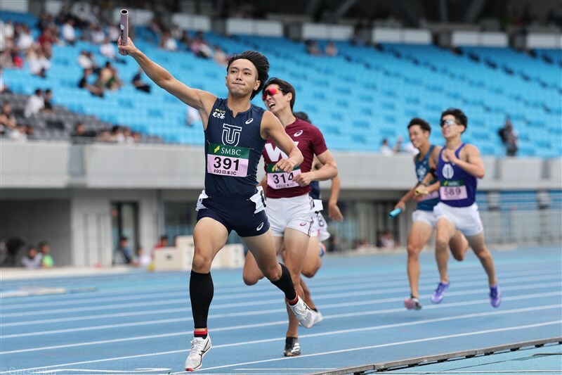 男子4×400mRで2連覇を飾った東洋大（アンカー・新垣颯斗）