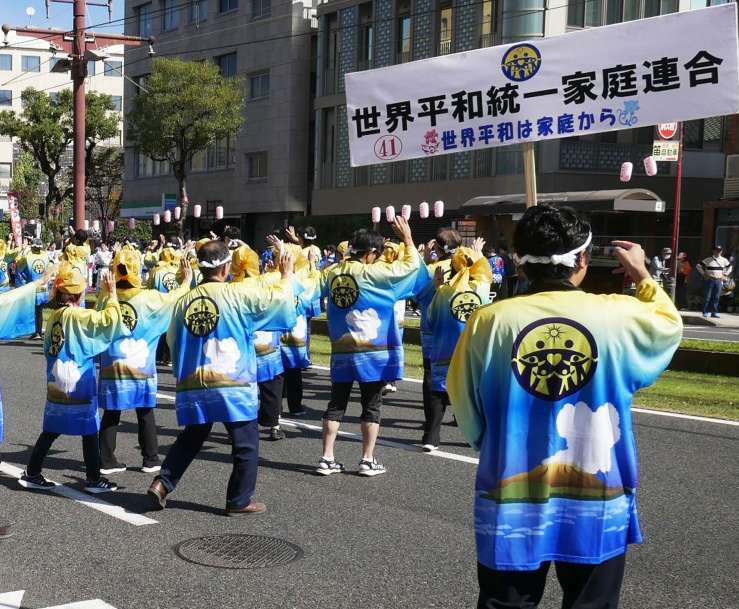 ２０２３年１１月３日、おはら祭でそろいの法被を着て踊る「世界平和統一家庭連合鹿児島」の踊り連＝鹿児島市