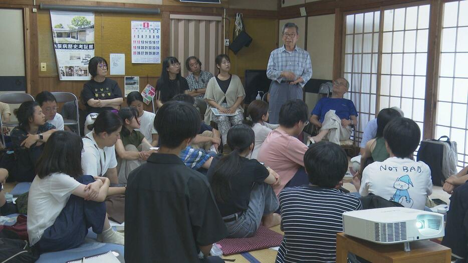 「ネコ実験」イベントの一コマ。講師からサインをもらう人もいた