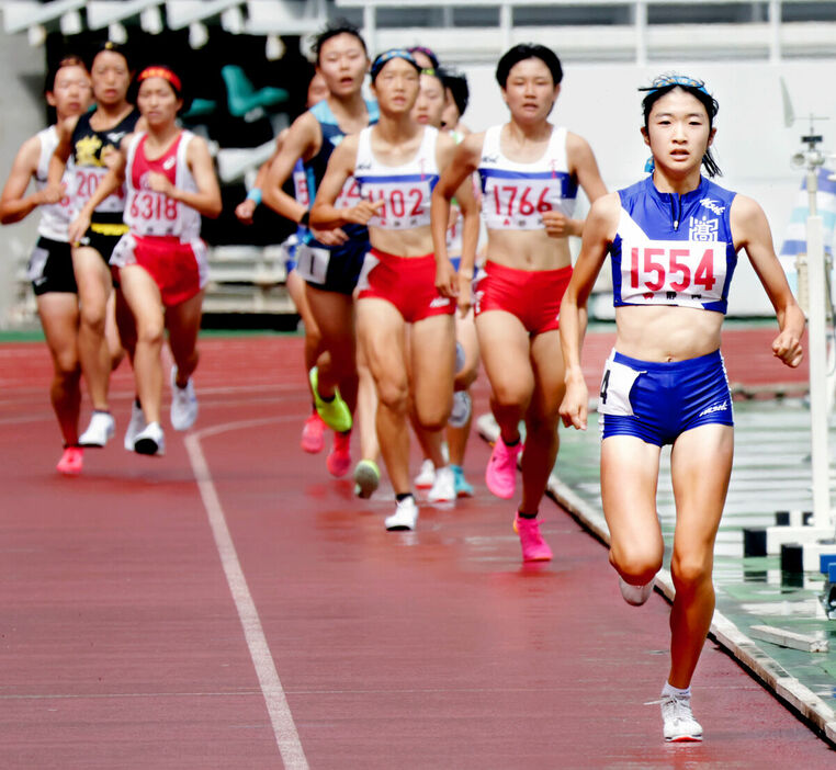 女子８００メートルを大会新で優勝した千葉（右＝カメラ・塩沢　武士）