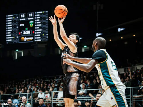 前半に長距離砲を射抜いた富永（中央）[写真]=fiba.basketball