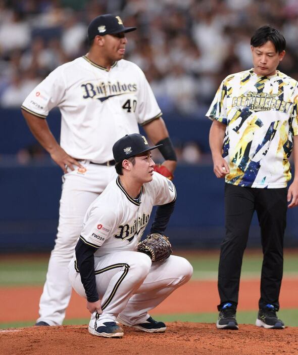 八回、ソフトバンク・今宮健太の打球が直撃したオリックス・吉田輝星＝京セラドーム大阪（撮影・渡辺大樹）