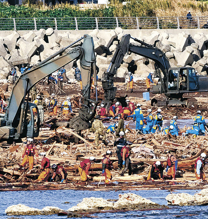 消防、警察に自衛隊、海保も加わって海岸で続いた安否不明者の大規模な捜索＝２７日午前８時１０分、輪島市の塚田川河口付近