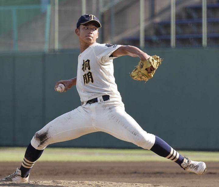 桐朋高・森井は投打の二刀流として注目された。今夏は西東京大会初戦[2回戦、対富士森高]で7回コールド敗退[2対9]した[写真=田中慎一郎]