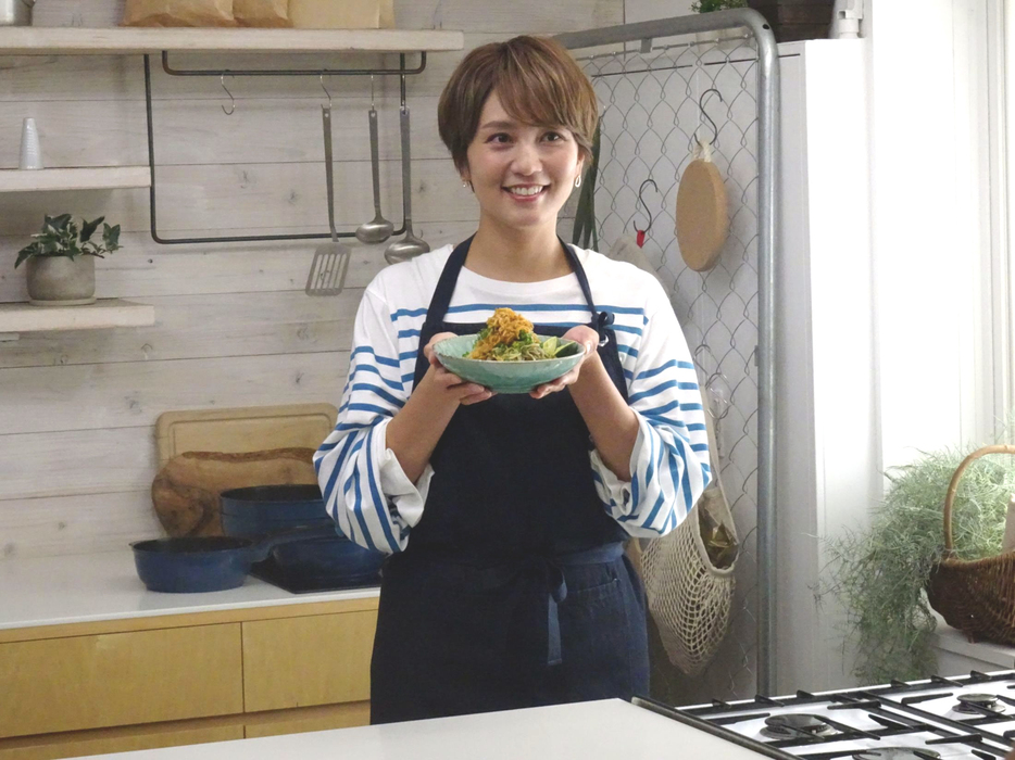 　料理を振る舞うタレント・食育インストラクターの和田明日香