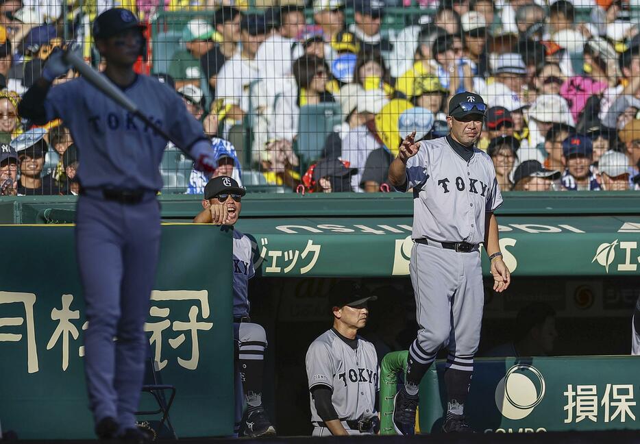 7回、無死一、三塁の好機に坂本の代打を告げる巨人・阿部監督（右）＝甲子園