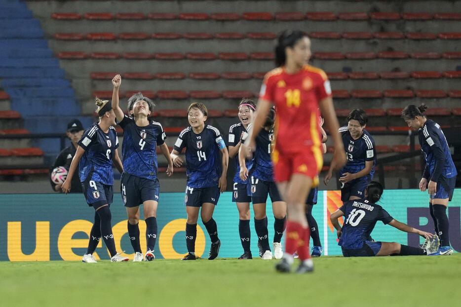 サッカーのU―20女子W杯準々決勝、スペイン戦でゴールを決め喜ぶ米田（左から2人目）＝15日、メデジン（AP＝共同）