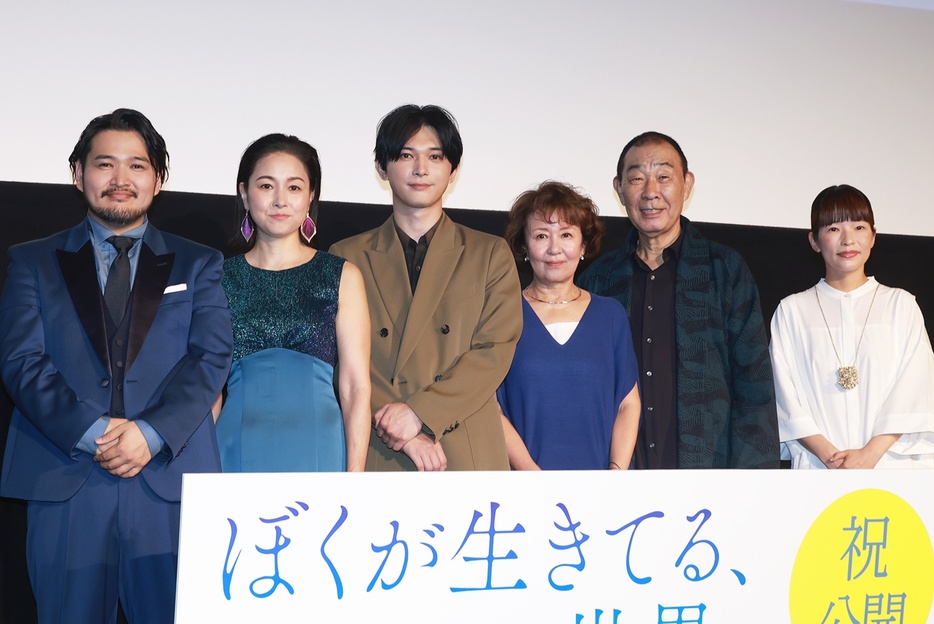 映画「ぼくが生きてる、ふたつの世界」公開記念舞台あいさつに登壇した今井彰人、忍足亜希子、吉沢亮、烏丸せつこ、でんでん、呉美保監督(写真左から)